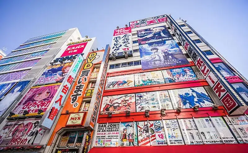 玻璃画的时空之旅：2026年的未来世界与现代风格漫画艺术